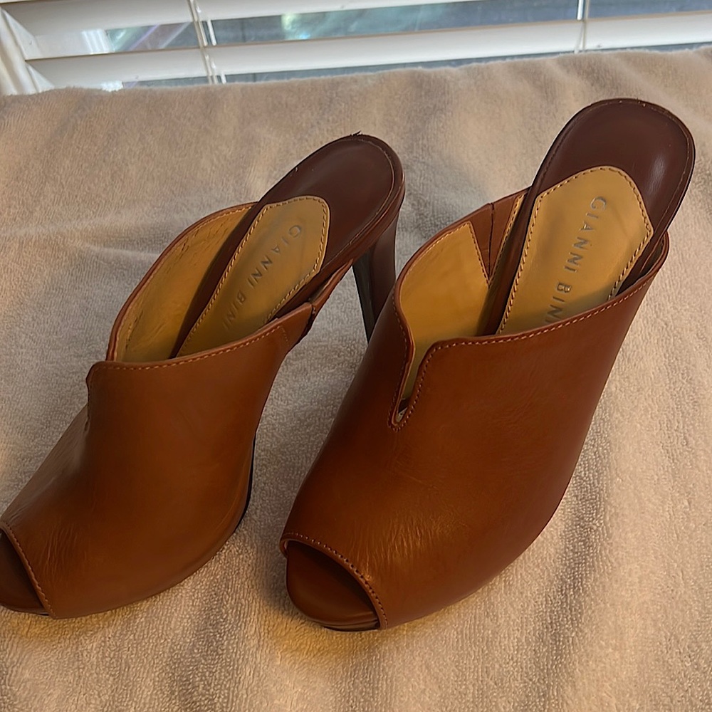 Gianni Bini leather shoes size 7 medium